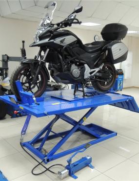 Подъемник для мото и квадроциклов с пневмоприводом и управлением ногой NORDBERG AUTOMOTIVE N4M4